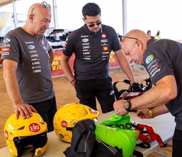 Tim-Tom-Dakar-26-presentatie-SA-helmen-sleutelen.jpg